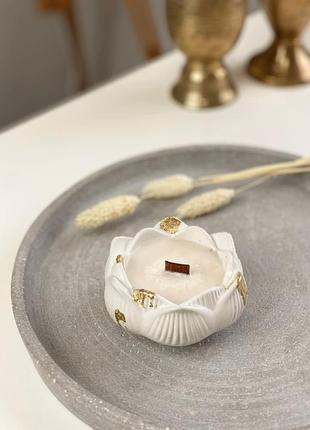 Cоевая свеча с эфирными аромамаслами в гипсовом кашпо лотос с золотым декором 9х4.5см sensual vetiver