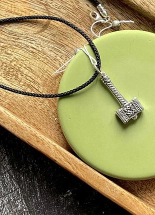 Комплект серебряный кулон, подвес молот сварога и шелковый шнурок с серебряными застежками 925 проба 55