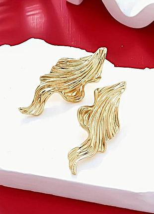 Стильные женские сережки золотые ленты