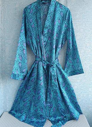 Шикарный атласный халатик с пером павлина бренда indigo sky