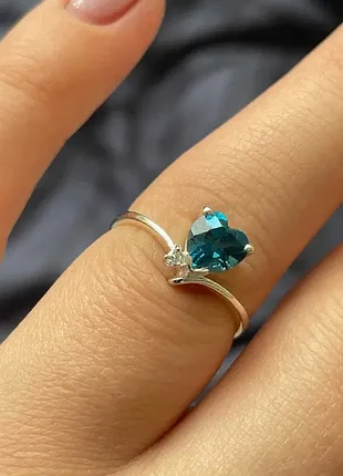 Серебряное кольцо с натуральным лондон блю. размер 16.75