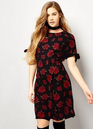 Розкльошонна сукня з принтом троянди