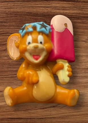 Фігурка-талісман джеррі з мультфільму "том і джеррі", яка тримає японське фруктове морозиво, відоме як "айс-кенді"