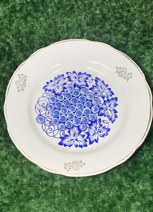 Тарелка обеденная фарфоровая коростень винтаж ссср 195 мм, виноградная гроздь н1787