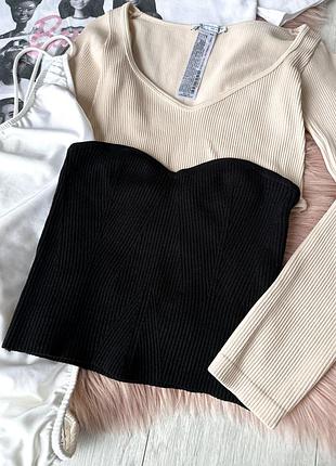 Чорний топ в рубчик без бретельки bershka