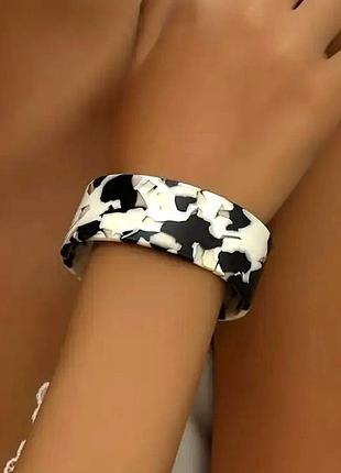Браслет широкий черно-белый с мраморным принтом