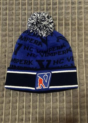 В'язана шапка з помпоном