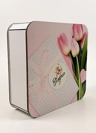 Подарочная коробка квадратная белая "приветствую" тюльпаны