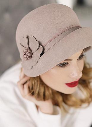 Объемный женский берет из фетра украшен цветком