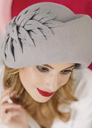Светло серый женский объемный фетровый берет украшен аппликацией
