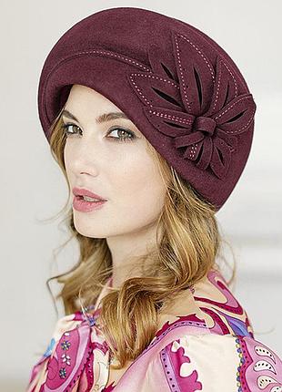 Бордовий жіночий берет із фетру прикрашений квіткою