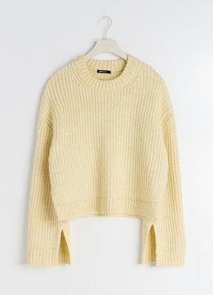 Тёплый стильный свитер сливочного цвета