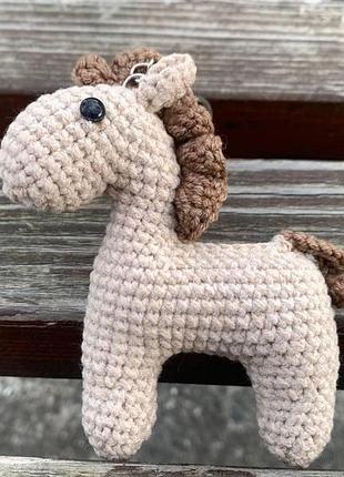 Іграшка м'яка в'язана "коник", іграшка брелок кінь