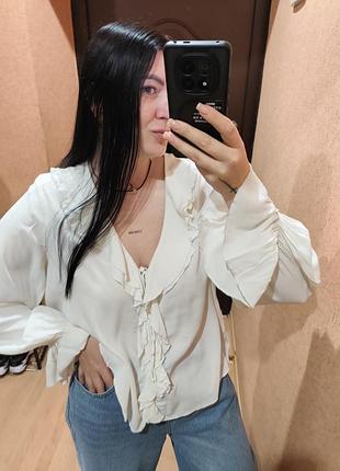 Молочна блуза з воланами в стилі бохо
