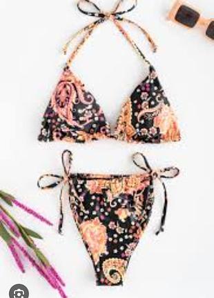 Стильний роздільний купальник із яскравим східним принтом.