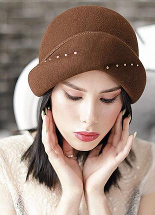 Фетровий асиметричний об'ємний берет прикрашений стразами колір коричневий