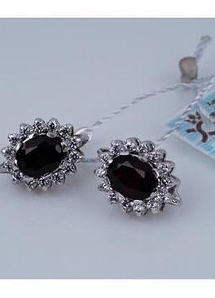 Серьги серебряные с гранатами и циркониями 925 пробы.