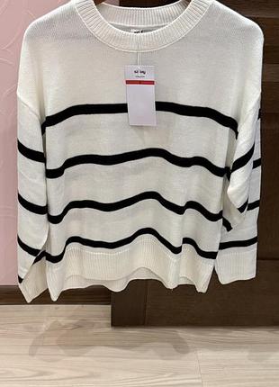 Светр демісезоний, білого кольору в чорну смужку. дуже приємний на дотик і дуже прям стильний.