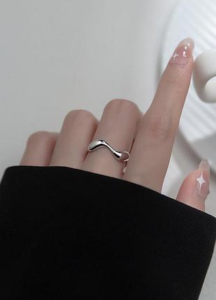 Кільце срібне хвилястий візерунок, мінімалістичне колечко, срібло 925 проби, розмір 16.5-18