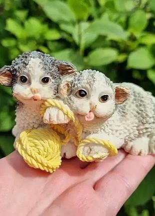 Очень милая пара котят из полистоуна.