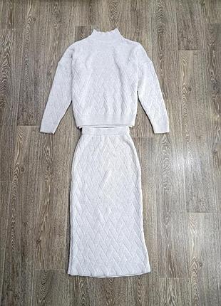 Теплый костюм молочного цвета.
плотная,фактурная вязка.гарно тянется.
размер на м/ небольшой л
длина кофты 60 см, длина юбки 81