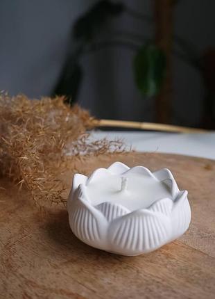 Cоевая свеча с эфирными аромамаслами в гипсовом кашпо лотос 9х4.5см verbena