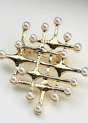 Жіноча брошка з намистинами