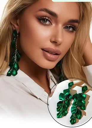 Сережки длинные зеленые лепестки