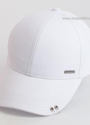 Белая бейсболка хлопковая пирсинг с кольцами на козырьке