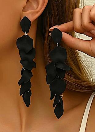 Сережки длинные черные лепестки