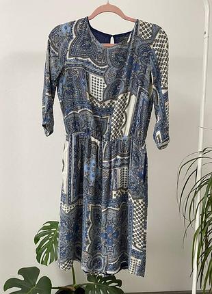 Красива сукня з візерунком в грецькому стилі
