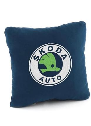 Подушка декоративная в авто с логотипом skoda шкода. флок синий