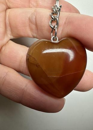 Брелок-оберег сердце из красного агата, натуральный коричневый камень для ключей и сумок, любовь в подарок тріснутий та заклеєний