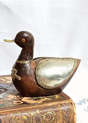 Интересная, редкая уточка из натурального дерева. хорошая ручная работа в сочетании с металлом.