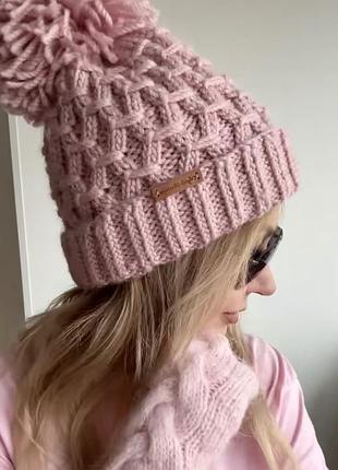 Шапка вязаная из шерсти пыльная роза с помпоном и отворотом вязание на заказ зимова шапка тепла вовна кашемір вʼязана з відворотом рожева пудрова