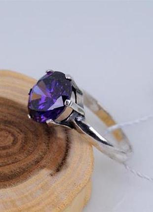 Кольцо серебряное с фиолетовым фианитом 925 пробы.