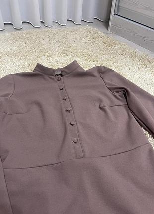 Сукня в гарному кольорі з ґудзиками