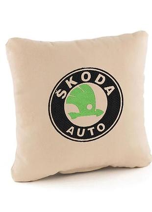 Подушка декоративна в авто з логотипом skoda-шкода. флок бежевий