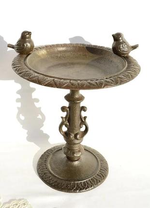 Поілка, кормушка для птахів з фігурами пташок.