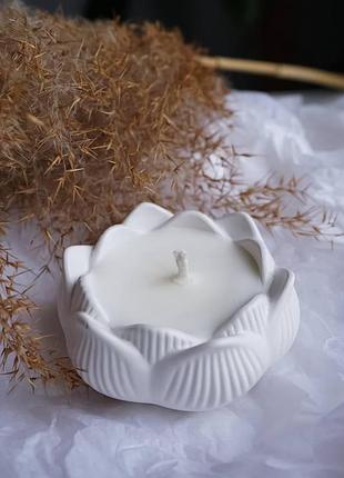 Cоевая свеча в гипсовом кашпо лотос 9х4.5см без аромату