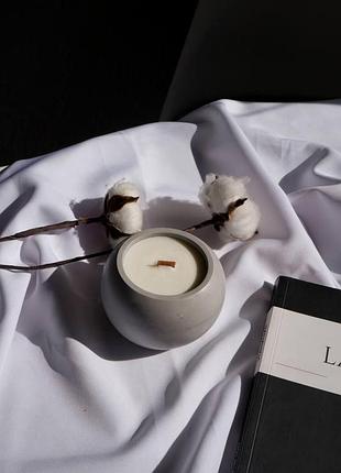 Cоевая свеча с эфирными аромамаслами в гипсовом кашпо сфера 9х6.5см fresh & amber