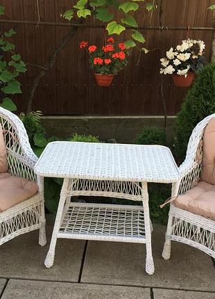 2 кресла "обычные" с бежевыми подушками и стол "кухонный" (белые)