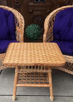 2 кресла "обычные" с темно-синими подушками и столик квадратный "обычный"