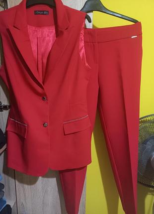 Женский костюм брючный красный 46размер