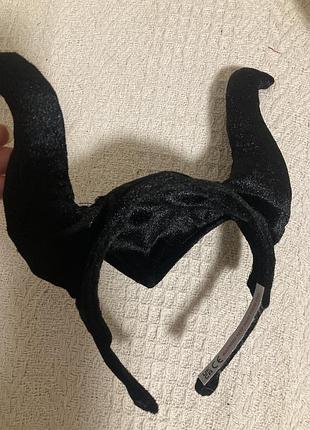 Обідок з рогами, обідок з метеликом