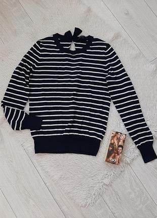 Стильний жіночий светр з цікавою спинкою