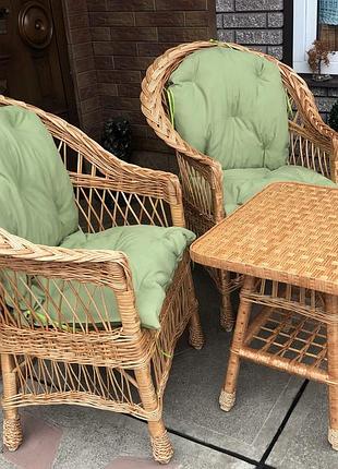 2 кресла "обычные" с фисташковыми подушками и столик квадратный "обычный"