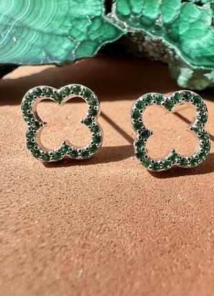 Сережки-гвоздики срібні зелена конюшина з яскравими синіми фіанітами, срібло 925 проби