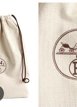 Брендовий пильник ,hermès, оригінал.
в ідеальному стані, нового.
гарна якість ,цупка приємна. 
довжина 36 см. 
ширина 18 см. 

r.