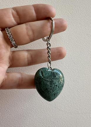 Брелок-оберег сердце из индийского агата, натуральный зеленый камень для ключей и сумок, любовь в подарок природній дефект